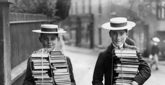 Grande-Bretagne. Deux élèves d'Harrow School chargés de leurs livres neufs pour la rentrée. 1930. Photographie. Collection particulière.