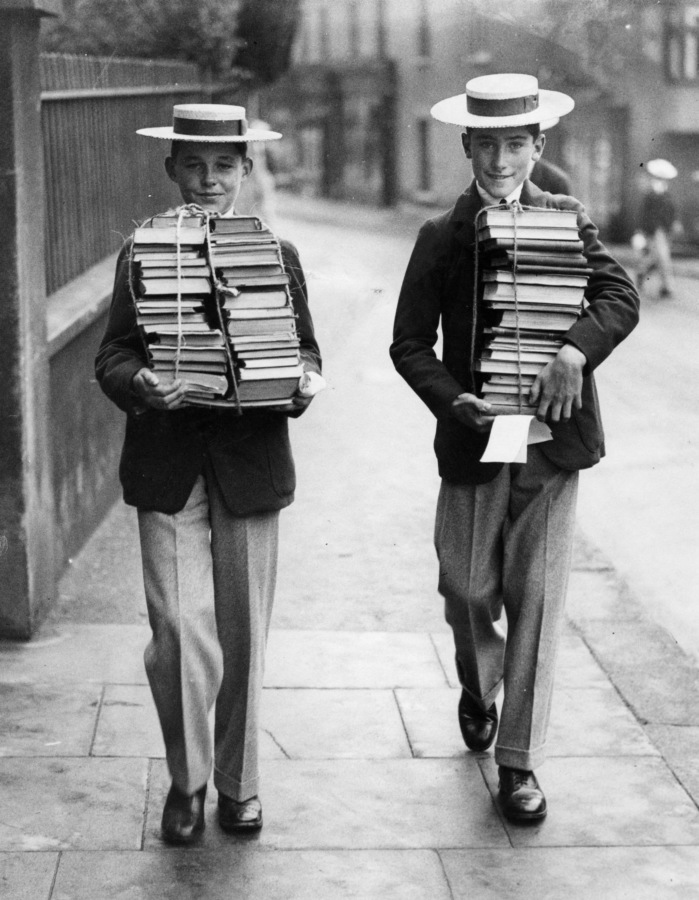 Grande-Bretagne. Deux élèves d'Harrow School chargés de leurs livres neufs pour la rentrée. 1930. Photographie. Collection particulière.