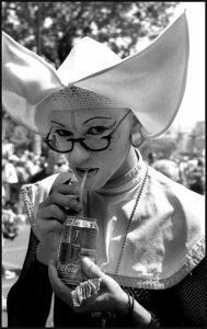 Campiglia, Francis. Gay-pride 1998, Soeur de la Perpetuelle Indulgence. Photographie Francis CAMPIGLIA.