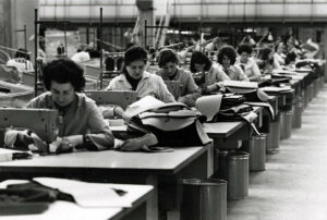 Femme au travail chez Citroen annnees 70