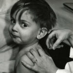 Pottier, Jean. Enfant se faisant vacciner. 1957. Photographie. Collection particulière.