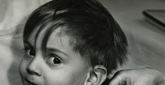 Pottier, Jean. Enfant se faisant vacciner. 1957. Photographie. Collection particulière.