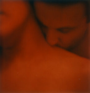 Cantais, Ludovic. Le baiser. Série "Polaroid rouge". 2004. Photographie. Collection particulière.