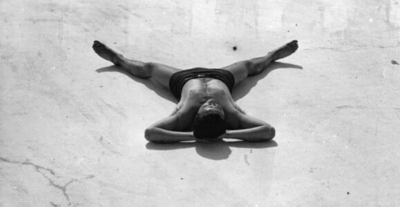 LA COLLECTION VOUS SOUHAITE UN TRES BEL ETE 2026 ! Jeune homme au soleil. XXe siècle. Photographie. Collection particulière.