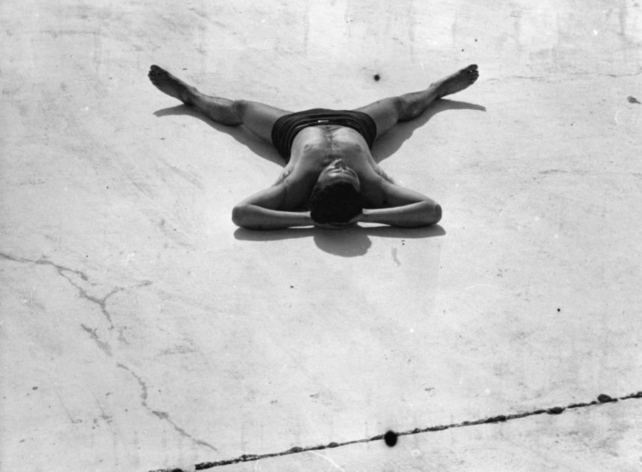 LA COLLECTION VOUS SOUHAITE UN TRES BEL ETE 2026 ! Jeune homme au soleil. XXe siècle. Photographie. Collection particulière.