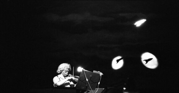 PHILIPPE GRAS : Einstein on the Beach, 1976-2026 Gras, Philippe. "Einstein on the Beach" de Philip Glass, mis en scène et dirigépar Bob Wilson. Création à Avignon. 1976. Photographie. Collection particulière.