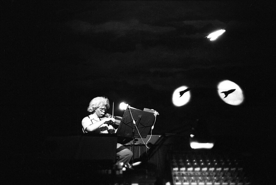 Gras, Philippe. "Einstein on the Beach" de Philip Glass, mis en scène et dirigépar Bob Wilson. Création à Avignon. 1976. Photographie. Collection particulière.